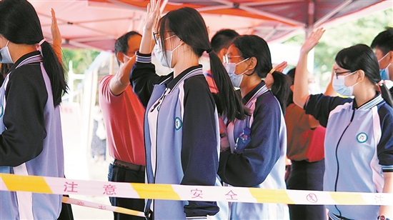 考场上的巨人梦想，2米30高考生的坚韧之旅高考考场多远不能施工