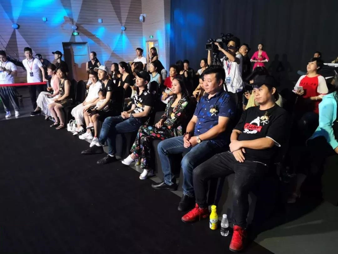直播时代下的新风尚，香港马会开将结果实时呈现