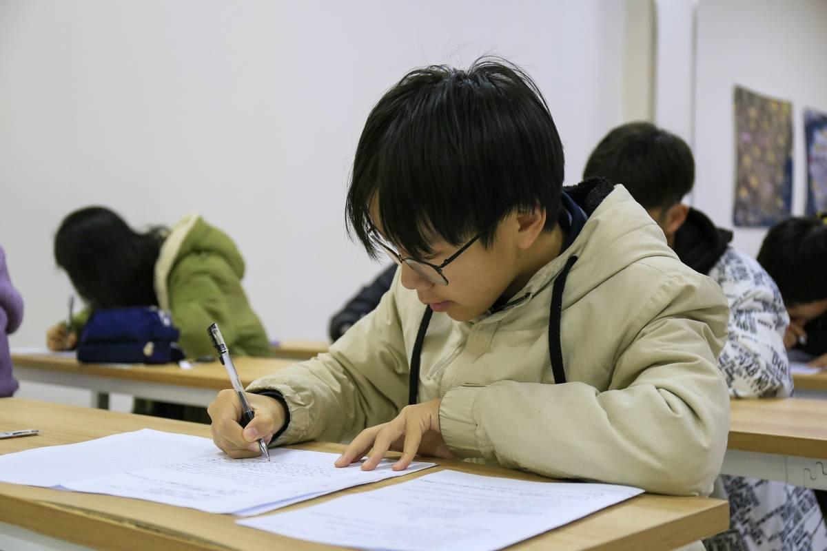 考场现2米巨人的高考生，挑战与梦想的交响曲高考考场多少米禁止施工