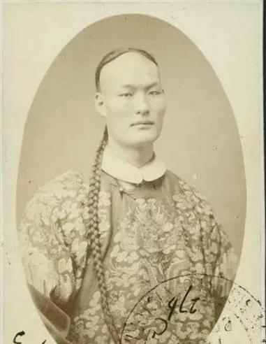 考场上的巨人梦想，2米3的高考生考场现2米23高考生比姚明高吗